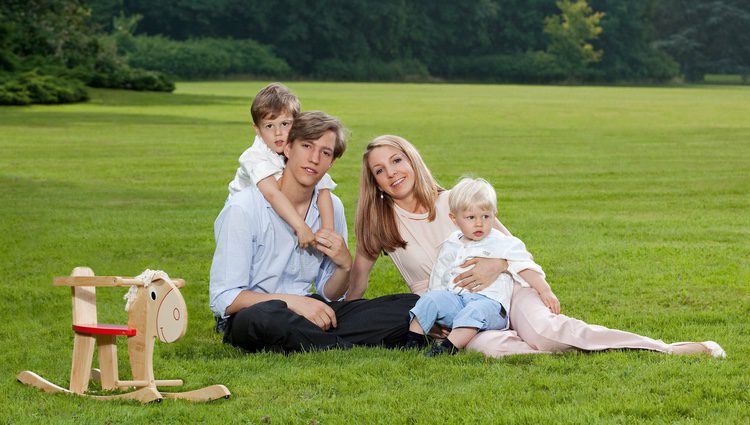 Luis de Luxemburgo y Tessy Antony con sus hijos Gabriel y Noé en el campo