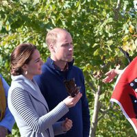 Los Duques de Cambridge con una niña en Canadá