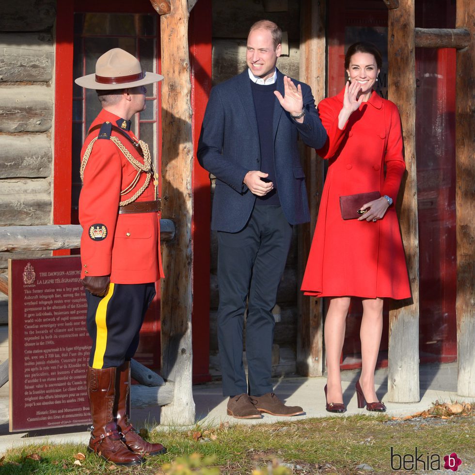 Los Duques de Cambridge muy sonrientes en Whitehorse durante su viaje oficial a Canadá