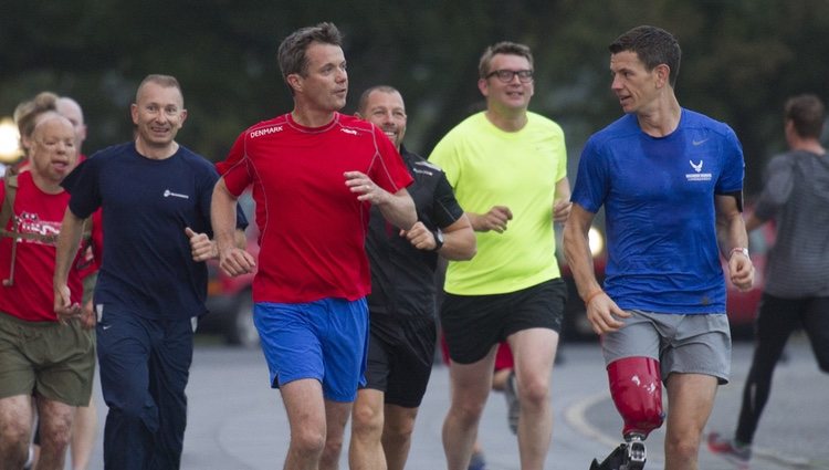 Federico de Dinamarca corriendo en una carrera para veteranos en Washington