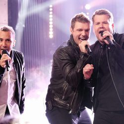 Nick Carter y Howie Dorough actuando con James Corden en 'The Late Late Show'