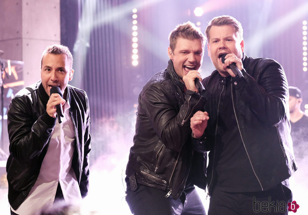 Nick Carter y Howie Dorough actuando con James Corden en 'The Late Late Show'