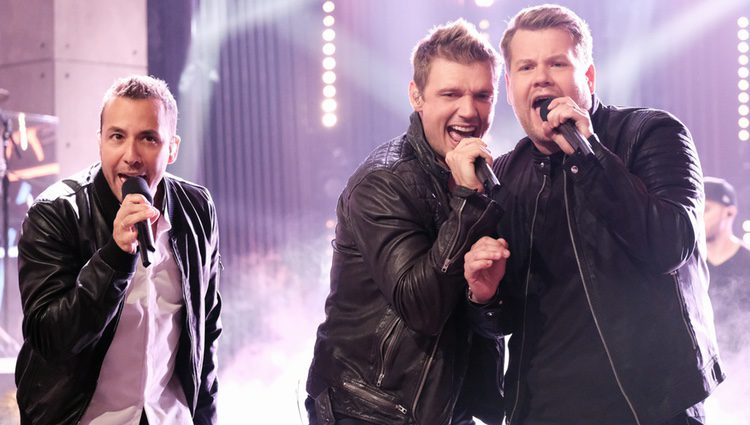 Nick Carter y Howie Dorough actuando con James Corden en 'The Late Late Show'