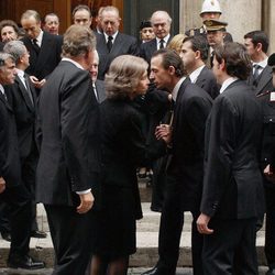 Los Reyes Juan Carlos y Sofía con Alessandro Lequio en el funeral de la Infanta Beatriz