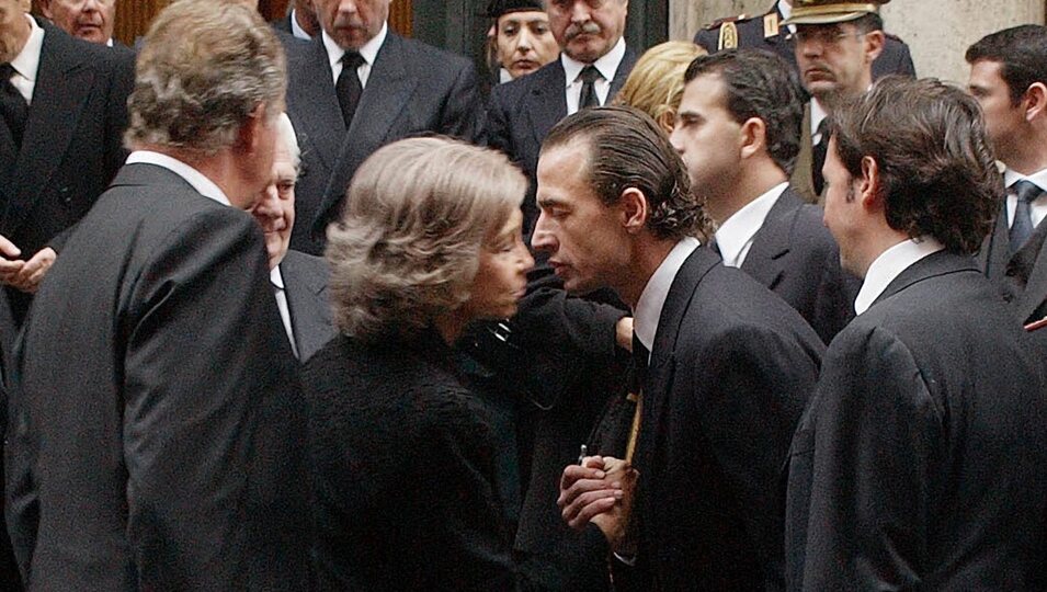 Los Reyes Juan Carlos y Sofía con Alessandro Lequio en el funeral de la Infanta Beatriz