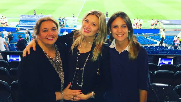 Carla Pereyra con su madre y su hermana el día antes de dar a luz