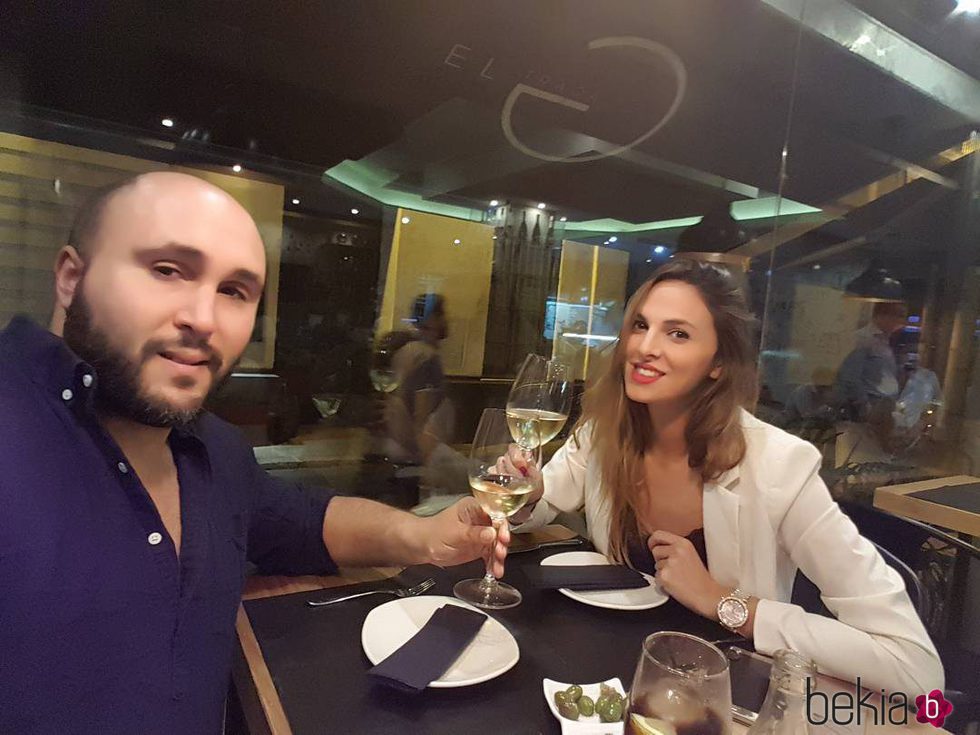 Kiko Rivera e Irene Rosales brindando por su amor a una semana de su boda