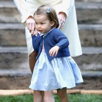 La Princesa Carlota en un parque de Victoria durante su viaje oficial a Canadá