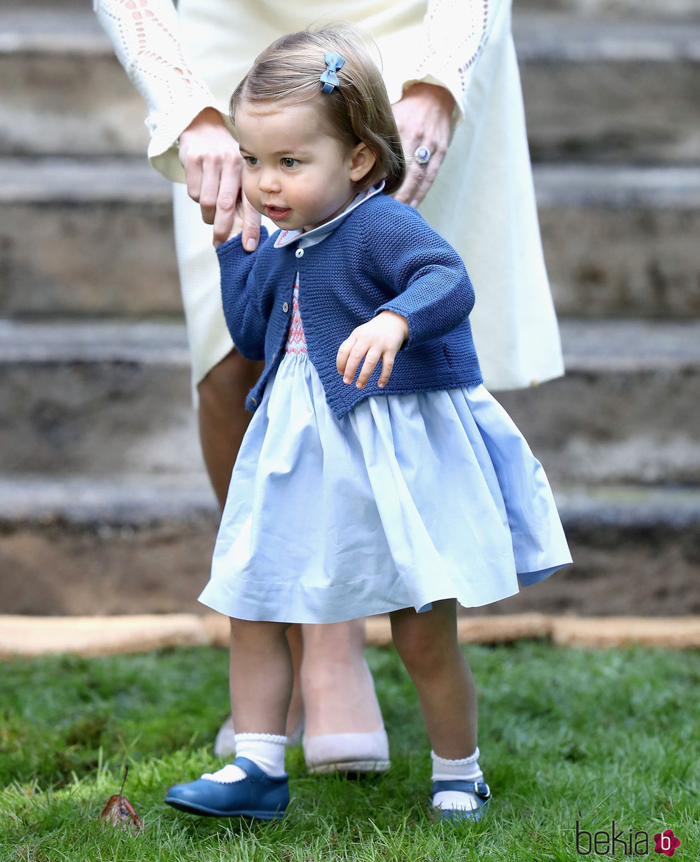 La Princesa Carlota en un parque de Victoria durante su viaje oficial a Canadá