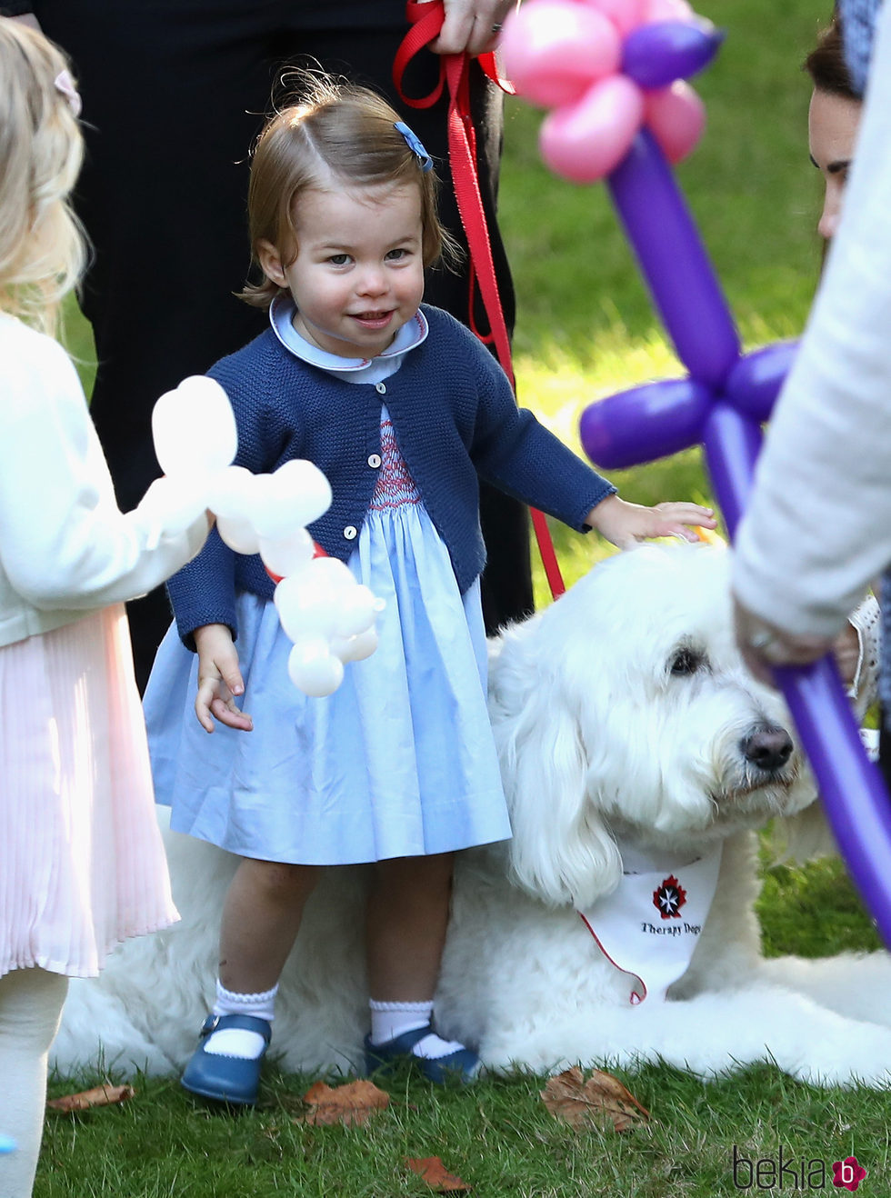 La Princesa Carlota con un perro en un parque de Victoria durante su viaje oficial a Canadá