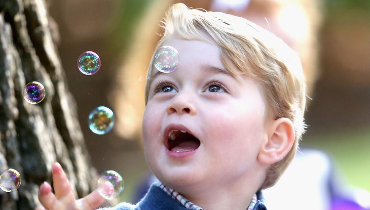 El Príncipe Jorge, fascinado por las pompas de jabón en Canadá