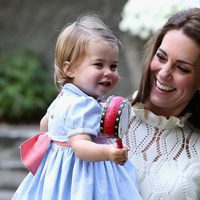 Kate Middleton y la Princesa Carlota muy felices en un parque de Victoria en Canadá