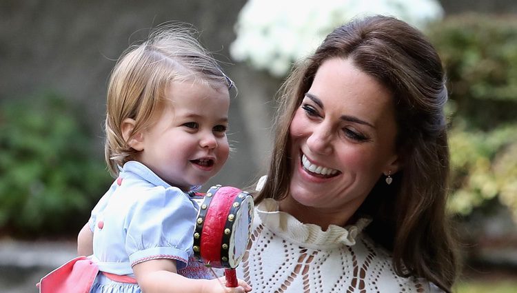 Kate Middleton y la Princesa Carlota muy felices en un parque de Victoria en Canadá