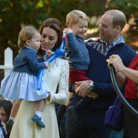 Los Duques de Cambridge y sus hijos con unos globos en un parque de Canadá