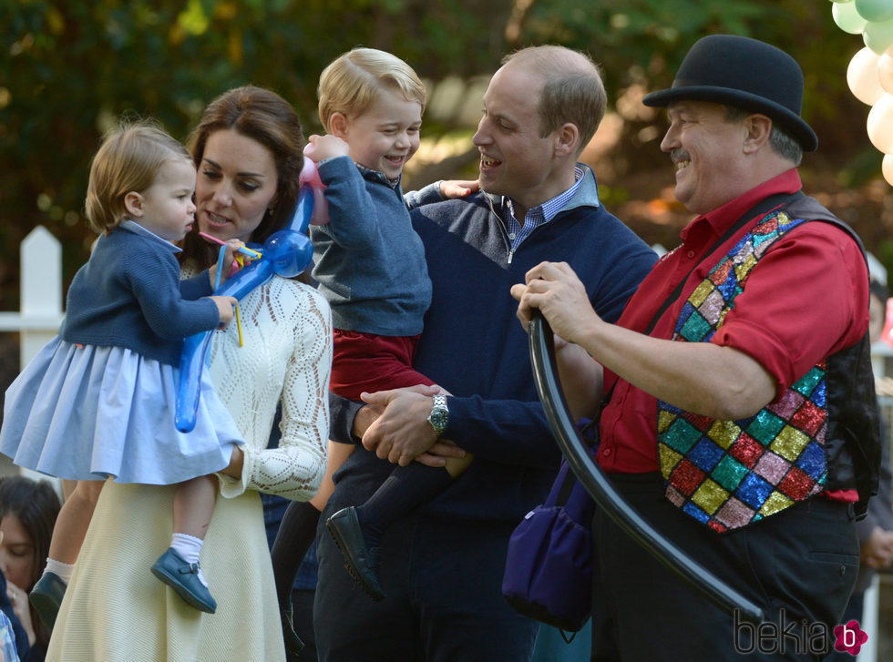 Los Duques de Cambridge y sus hijos con unos globos en un parque de Canadá