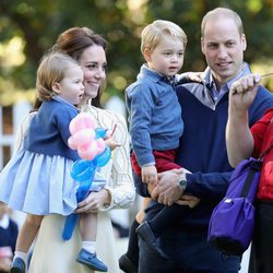 Los Duques de Cambridge y los Príncipes Jorge y Carlota en un parque en Canadá