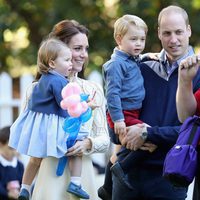 Los Duques de Cambridge y los Príncipes Jorge y Carlota en un parque en Canadá