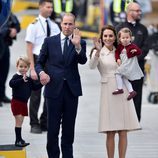 Los Duques de Cambridge con sus hijos despidiéndose de Canadá