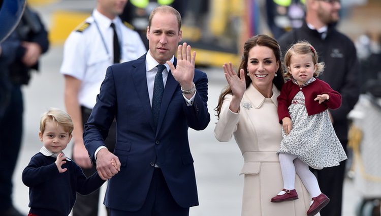 Los Duques de Cambridge con sus hijos despidiéndose de Canadá