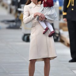 Kate Middleton con la Princesa Carlota despidiéndose de Canadá tras su viaje oficial