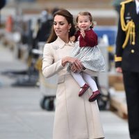 Kate Middleton con la Princesa Carlota despidiéndose de Canadá tras su viaje oficial