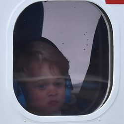 El Príncipe Jorge con unos cascos puestos en el avión tras el viaje a Canadá