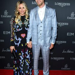 Kaley Cuoco y su novio Karl Cook en la alfombra roja de la Gala de Longines Master