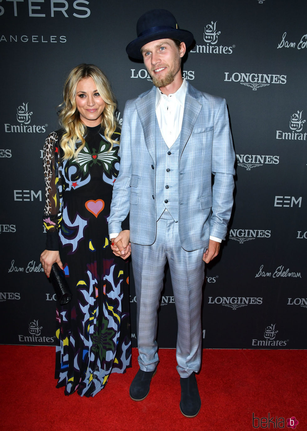 Kaley Cuoco y su novio Karl Cook en la alfombra roja de la Gala de Longines Master