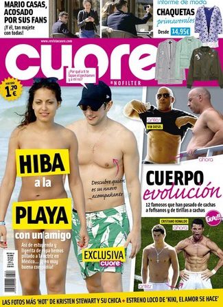 Hiba Abouk pillada en la playa en la portada de Cuore