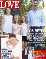 El posado en Marivent de los Reyes Felipe y Letizia y sus hijas en Love